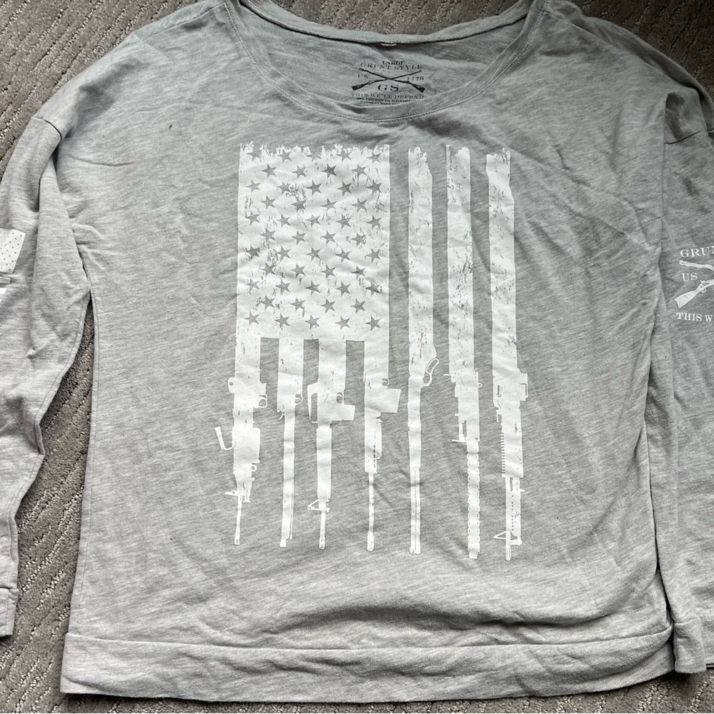 Grunt Style Women's Long Sleeve Tee in Light Gray with White Flag Graphic